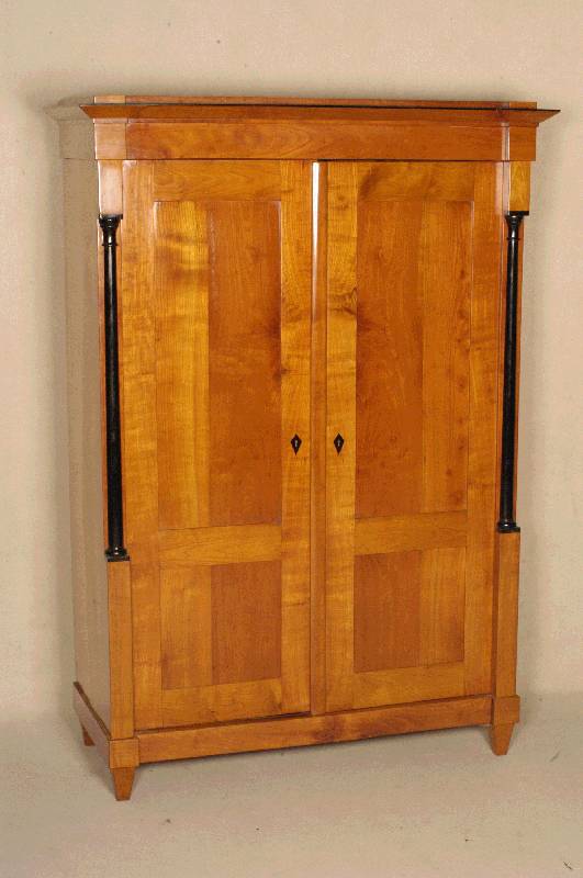 WÄscheschrank, im Biedermeierstil, nach dem Vorbild von 1825/30, Korpus Weichholz, Kirschbaum massiv, zum grÖßen Teil auf Rahmen gearbeitet, ...