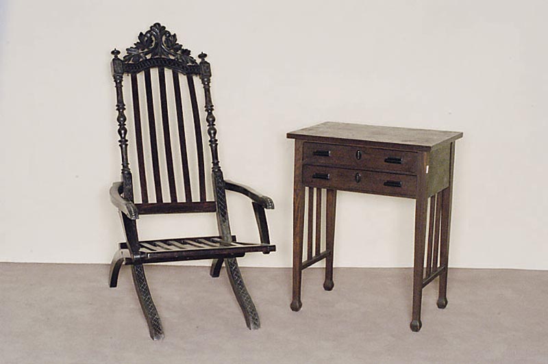 Klappstuhl, um 1900, Buche, dunkel gebeizt, gedrechselt, geschnitzte Krone, Altersspuren, ca. 120x58 cm