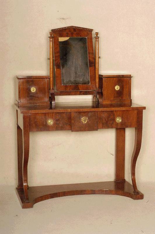 Frisier- bzw. Konsolentisch, norddeutsch, um 1830/40 bwz. 1870/80, Korpus Weichholz, Mahagoni- bzw. Pyramidenmahagonifurnier z.T. gespiegelt ...