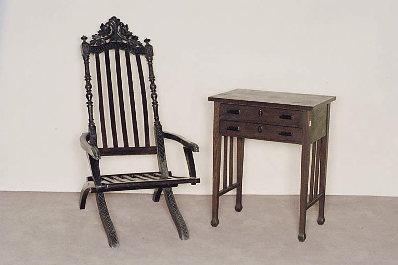 NÄhtisch, deutsch, um 1900/10, Eiche massiv, Eichefurnier gespiegelt, zwei SchÜbe mit Inneneinrichtungen, ca. 77x62x41 cm, ohne SchlÜssel