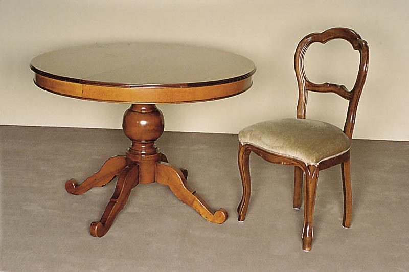Tisch mit 4 StÜhlen, Italien, nach dem Vorbild von 1830/35, Korpus Weichholz, Nußbaum massiv, Nußbaumfurnier, Tisch mit Balusterfuß, 4-fach ...