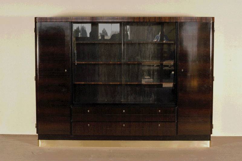 Mehrzweckschrank, Frankreich, um 1935, Korpus Weichholz/Hartholz, Palisanderfurnier, in harmonisch symetrischer Anordnung, Einlegeteile z.T. ...
