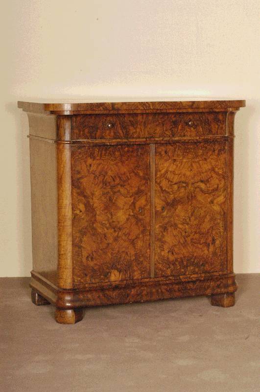 SpÄtbiedermeierschrankkommode, sÜddeutsch/Landau/Bad Bergzabern, um 1830/35, Korpus Weichholz, ausgesuchtes Wurzelnußfurnier doppelt bzw. ...
