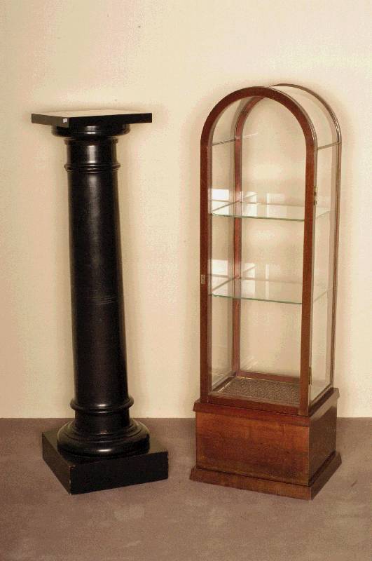 Vitrine, deutsch, um 1930, Mahagoni massiv, Mahagonifurnier, z.T. auf Rahmen gearbeitet, allseitig verglast, mit MessingstÄben, facettierte ...