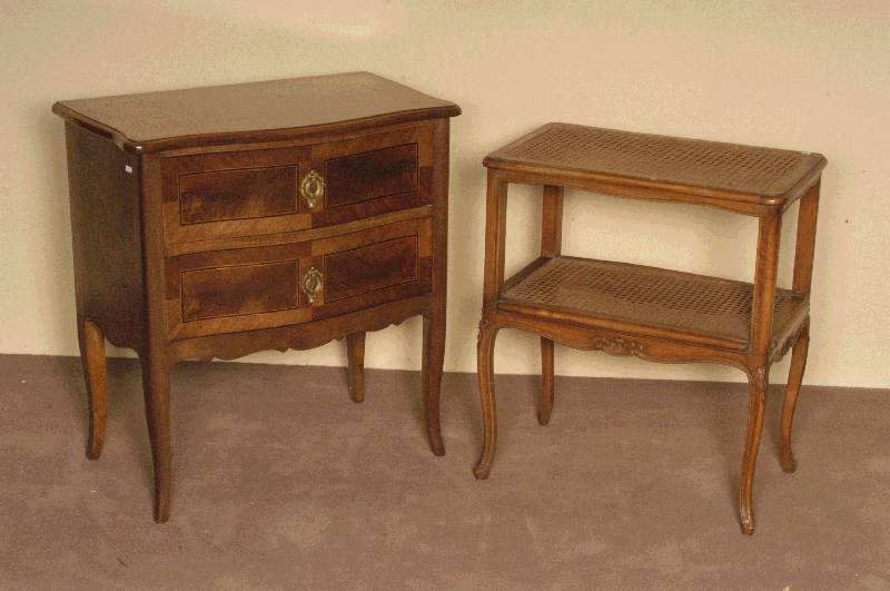 Pfeilerkommode, nach dem Vorbild von 1760, Korpus z.T. Weichholz, Nußbaum massiv, Nußbaumfurnier, Fadenintarsien, BarockstilbeschlÄge, vielfach ...