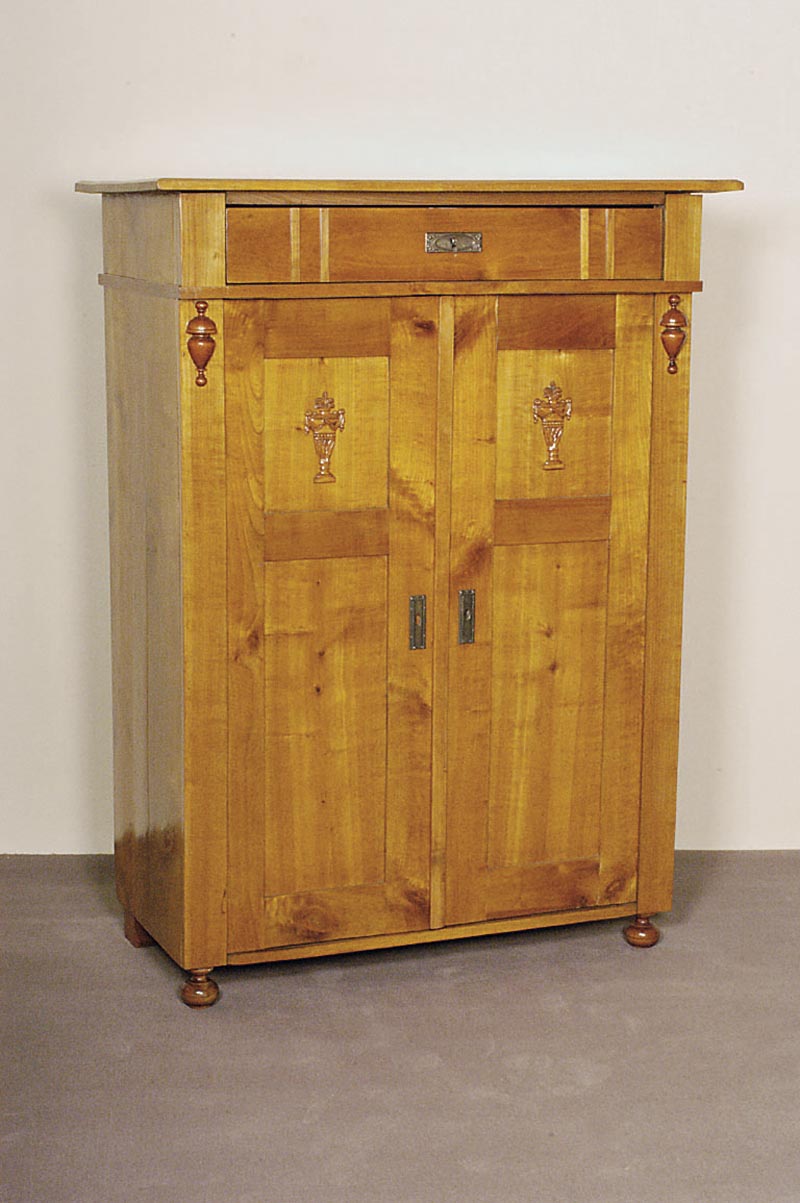 Vertiko, sÜddeutsch, um 1902/06, Korpus Weichholz und Kirschbaum massiv, Kirschbaumfurnier, Front auf Rahmen gearbeitet, aufgesetzte ...