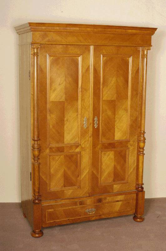 Kleiderschrank, deutsch, um 1880/90, Korus Weichholz, Kirschbaumfurnier z.T. gespiegelt verlegt, Front auf Rahmen gearbeitet, 3/4-SÄulen frei ...