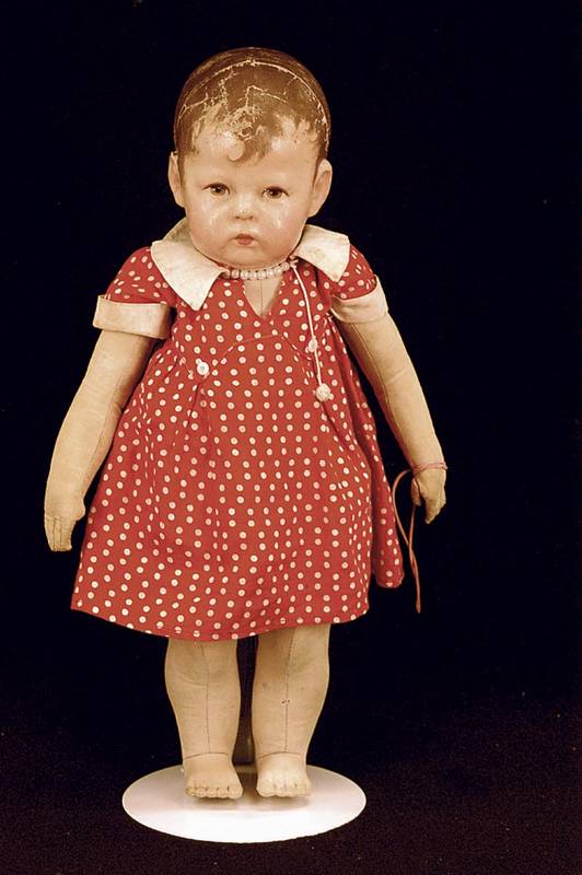 KÄthe-Kruse-Puppe, um 1910/20, gestopfter StoffkÖrper, abgenÄhte Daumen, ein Daumen fehlt, vermutl. herstellungsbedingt, breite HÜften, ...