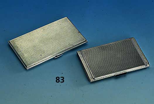 Konvolut 2 Zigarettenetuis, Silber, ca. 390 g: 1 x Birmingham 1945, Meistermarke F.L.R. ca. 14 x 8.5 cm; 1 x 925er Silber mit milit. Widmung von ...