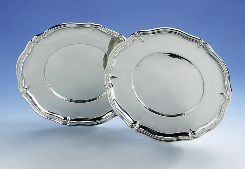 2 Platzteller, 835er Silber, deutsch, Gebr. KÜhn/SchwÄbisch GmÜnd, total ca. 890 g, D. ca. 28 cm, Wellenranddekor