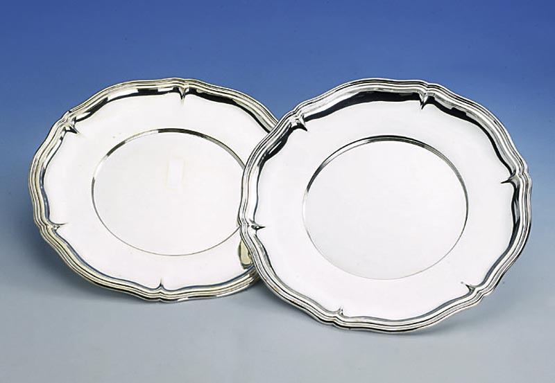 2 Platzteller, 835er Silber, deutsch, Gebr. KÜhn/SchwÄbisch GmÜnd, total ca. 890 g, D. ca. 28 cm, Wellenranddekor