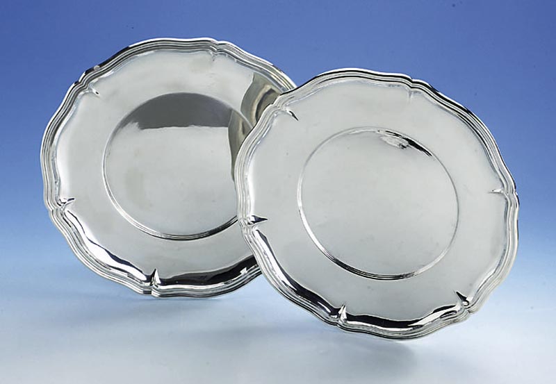 2 Platzteller, 835er Silber, deutsch, Gebr. KÜhn/SchwÄbisch GmÜnd, total ca. 890 g, D. ca. 28 cm, Wellenranddekor