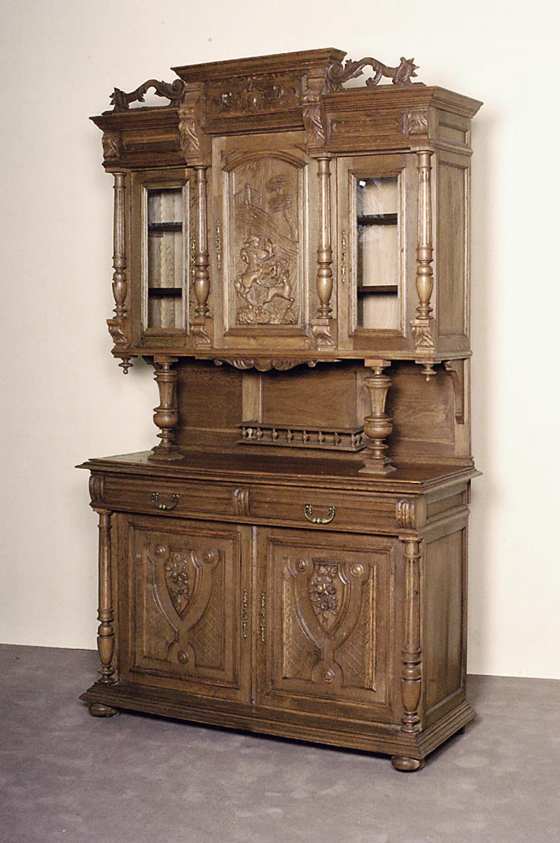 Buffetschrank, Frankreich, um 1900, Eiche massiv, hellbraun gebeizt, Unterteil zwei SchÜbe und 2-tÜrig, profilierte Ausarbeitungen mit floraler ...