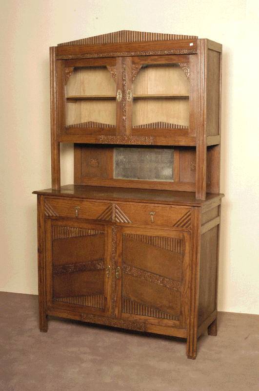 Buffetschrank, Belgien, um 1920, Jugendstil, Eiche massiv, Eichefurnier, Oberteil zweitÜrig verglast, mit vielfÄltiger aufgelegter Schnitzerei, ...