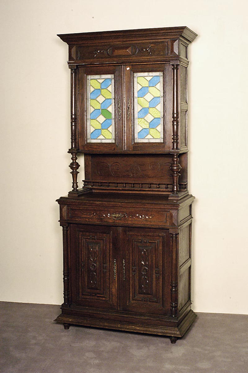 Buffetschrank, Frankreich, um 1900, Eiche massiv, mittelbraun, zweitÜriges Oberteil mit bunter Bleiverglasung in blau, grÜn und gelb, ...
