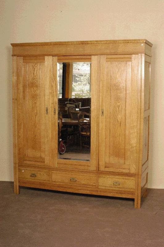 Kleiderschrank, deutsch, um 1900, Eiche und Fichte massiv, heller Beizton, große MitteltÜr mit facettiertem Spiegel, Sockelgeschoß mit drei ...