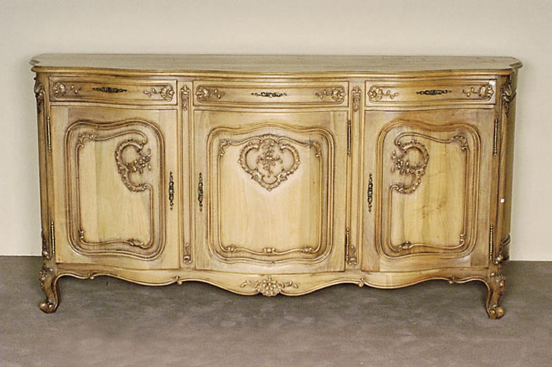 Anrichte, deutsch, 30er Jahre, Nußbaum und Eiche massiv, im Stile der Renaissance, drei TÜren und drei SchÜbe, diese sehr filigran floral ...