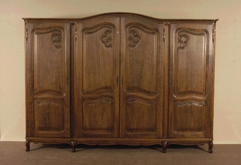 Kleiderschrank, deutsch, 50er/60er Jahre, Nußbaum massiv, Barockstil, 4-tÜriges MÖbel, florale Rocaillenschnitzerei, geschwungene ...
