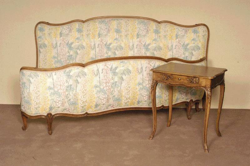 Bett, deutsch, 50er/60er Jahre, Barockstil, Nußbaum massiv, profliert, geschwungene Rahmenkonstruktion, Stoffbezug, stabile AusfÜhrung, ...