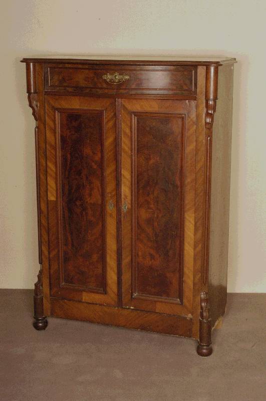 Vertiko, deutsch, um 1860/70, Korpus Weichholz, Nußbaum- bzw. Wurzelnußfurnier, z.T. gespiegelt, Ecken abgeplattet, aufgesetzte Schnitzerei aus ...
