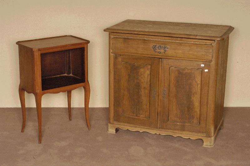 Kommode, deutsch, um 1920, Weichholz, mittelbraun gebeizt, ein Schubfach und zwei TÜren, zierliches MÖbel in stabiler Bauweise, SchlÜssel ...