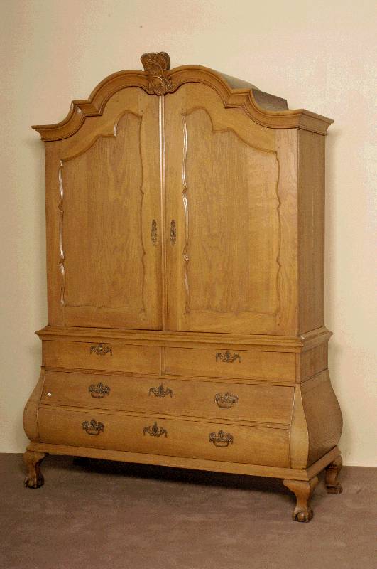 Barockschrank, Holland um 1830, Eiche massiv hell, Unterteil 5 SchÜbe in mehrfach bauchiger Form, seitlich und Front, KugelklauenfÜße, Oberteil ...