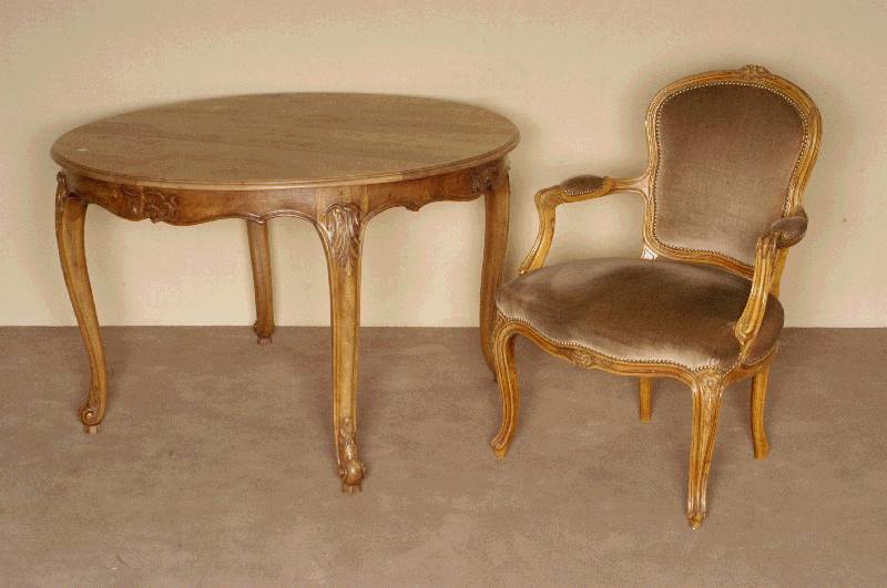 Tisch und 4 StÜhle, deutsch 60/70er Jahre, Nußbaum massiv und furniert, StÜhle profiliert , geschwungene Form, leichte florale Schnitzerei, ...