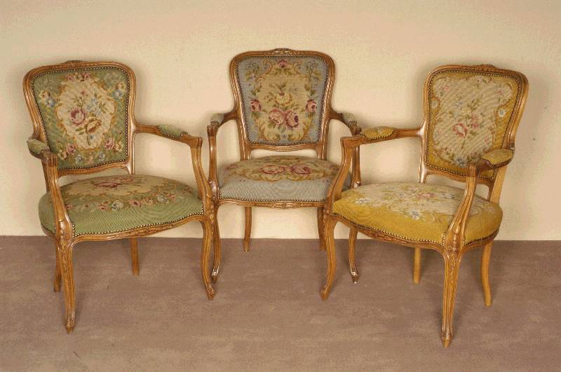 6 ArmlehnstÜhle, Italien 60/70er Jahre, Nußbaum massiv, profiliert geschwungenes Rahmengestell, florale Schnitzerei, Gobelinstoffbezug 2x gelb, ...