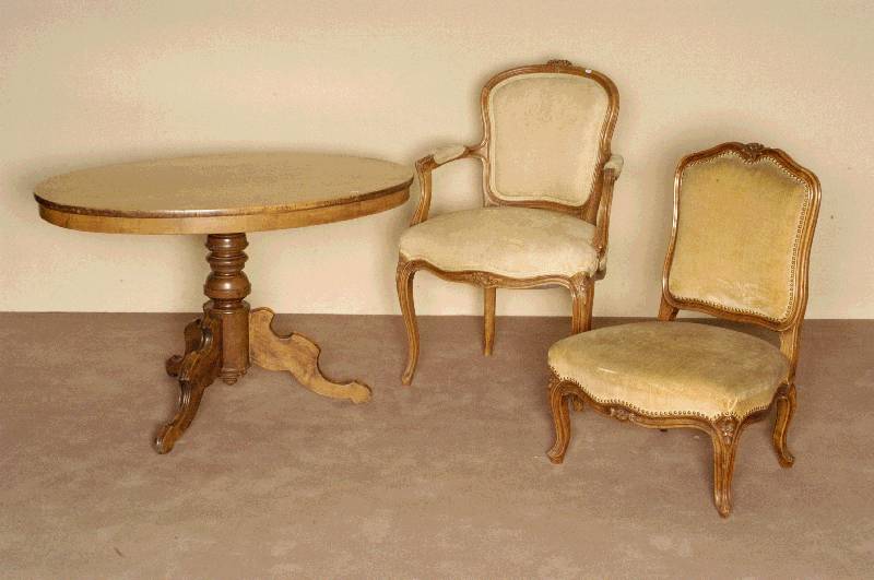 Tisch in ovaler Form, deutsch um 1900, Weichholz braun gebeizt, gedrechselte TischsÄule mit drei geschwungenen Auslegern, wohnfertiger Zustand, ...