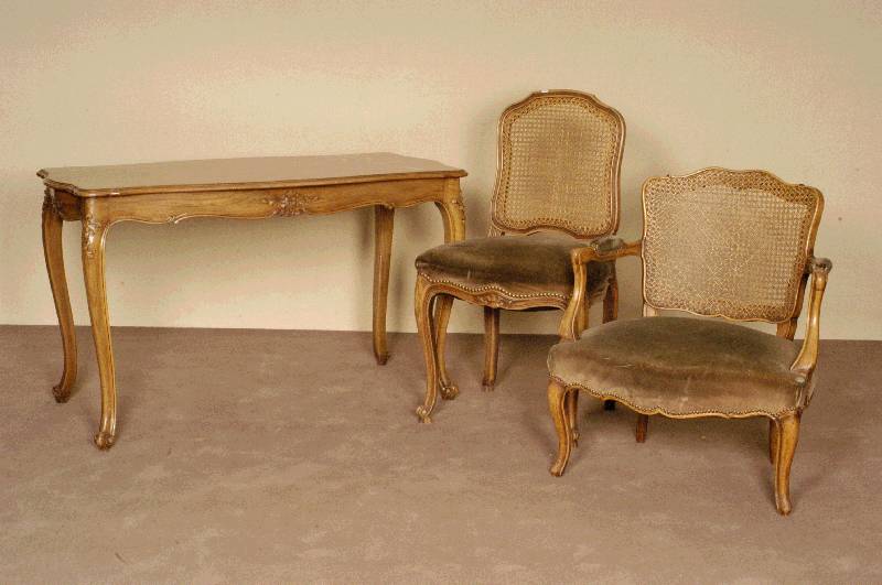 Tisch, deutsch 60/70er Jahre, im Stile der Renaissance, Nußbaum massiv und furniert, Tischplatte und Beine geschwungene Form, florale ...