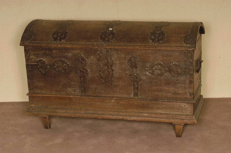Truhe, deutsch um 1800, Eiche massiv, Barock , sogenannte Runddeckeltruhe, mit schmiedeeisernen EisenbÄndern (ausgearbeitet), zwei ...