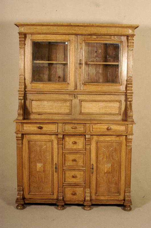 Aufsatzschrank, deutsch, um 1870, Eiche massiv, Unterteil mit 2 TÜren und 7 Schubladen , TÜren mit Flachschnitzereien, seitliche Lisenen gerieft, ...