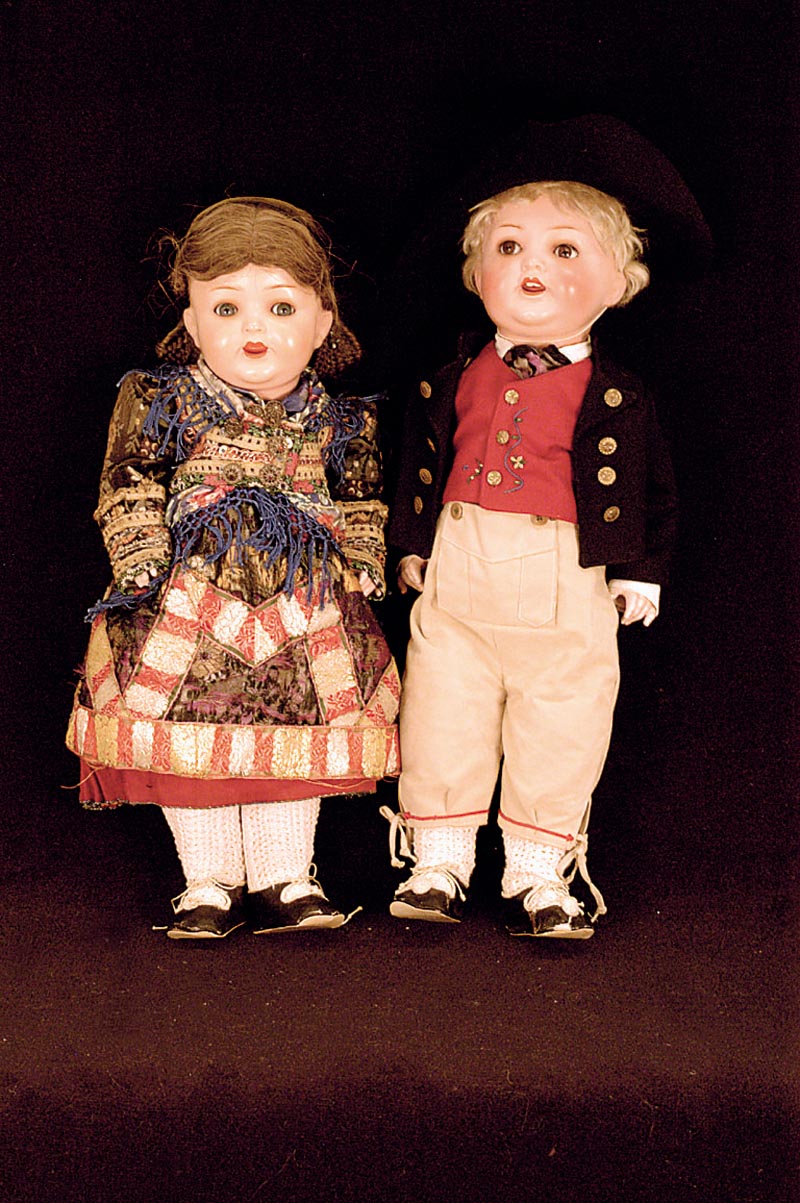 Puppenpaar, Heubach-KÖppelsdorf, um 1920, KÖpfe und GliederkÖrper Mischmasse, mit alter Tracht bekleidet, Junge: braune Schlaf- augen, blonde ...