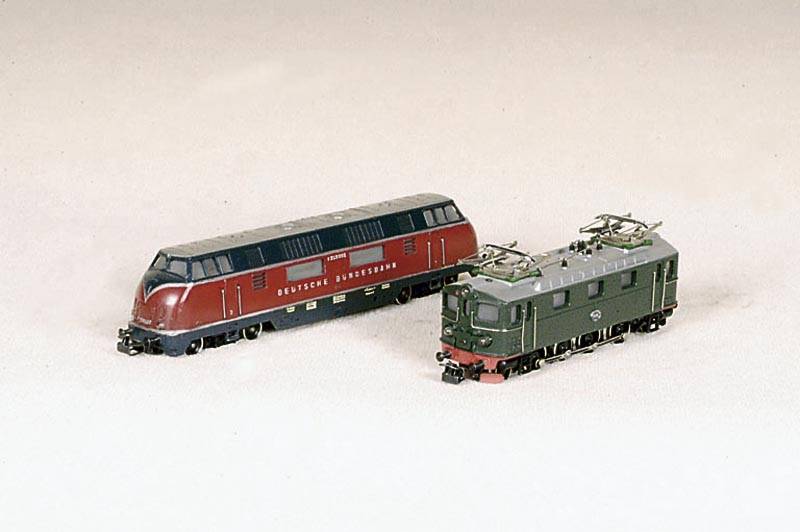 Diesellok, MÄrklin, 50er/60er Jahre, Spur HO , MetallgehÄuse, Nr. 3021, BR V 200, lt. Einl. funktionsfÄhig, l. bespielt, min. LackschÄden ...