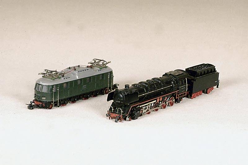 E-Lok, MÄrklin, 50er/60er Jahre, Spur HO, Betr.-Nr. E 1835, lt. Einl. funktionsfÄhig, l. bespielt, altersbed. guter Zustand, sammelwÜrdig