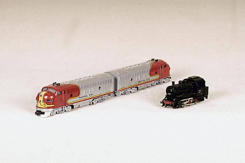 Amerikanische Diesellokomotive und ErgÄnzungsteil ohne Antreib, MÄrklin, 60er Jahre, Spur HO, Aufschrift "Santa Fe", Nr. 3060 (Lok) u. ...