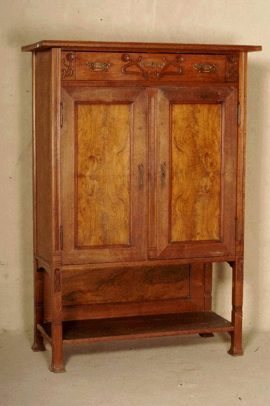 Vertiko, deutsch, um 1900/02, Nußbaum, auf Mahagoni gebeizt, FÜllungen Wurzelnußfurnier gespiegelt verlegt, TÜren und RÜcken auf Rahmen ...