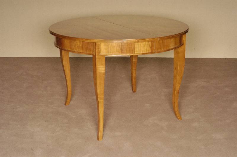 Ausziehtisch, nach dem Vorbild von 1820/25, Biedermeierstil, Kirschbaum massiv, Kirschbaumfurnier, z.T. gespiegelt, 2 EinlegebÖden, hochwertige ...