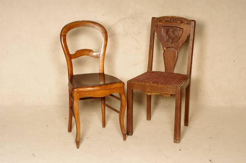 4 StÜhle, deutsch, um 1920, Jugendstil, Eiche massiv, RÜckenlehne mit floraler Schnitzerei, stiltypisch, schlichte Form, stabil verarbeitet, ...