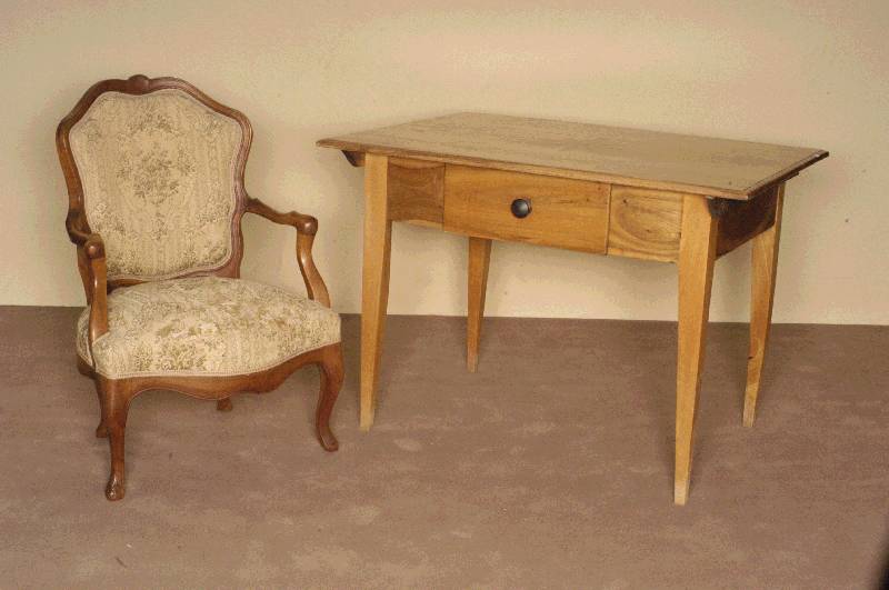 Bauerntisch, sÜddeutsch/wohl Pfalz, klassizistisch, Nußbaum, Platte nachgearbeitet, eingelegter Stern sekundÄr, stÄrkere Gebrauchsspuren, ca. ...