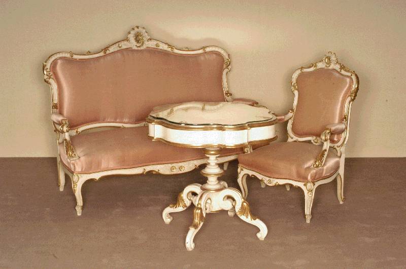 Salon, Frankreich, um 1900/10, nach dem Vorbild von 1750/60, Korpus Buche, weiß und gold gefaßt, altrosa SeidendamastbezÜge, diese z.T. ...