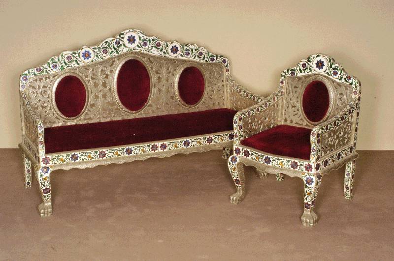 Salon, Indien, um 1920/30, bestehend aus Sofa und 2 Sesseln, Korpus Buche, MetallÜberzug versilbert, z.T. bunt emailliert (LotusblÜten), im ...