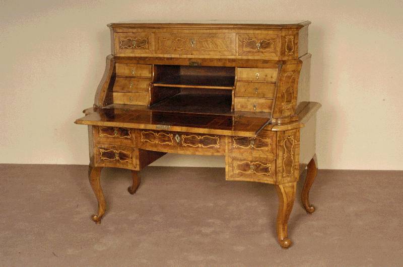 Aufsatzschreibtisch, sÜddeutsch/rheinisch, um 1750, Korpus Weichholz, Nußbaum- bzw. Wurzelnußfurnier, z.T. gespiegelt, Bandelwerk, geschweift, ...