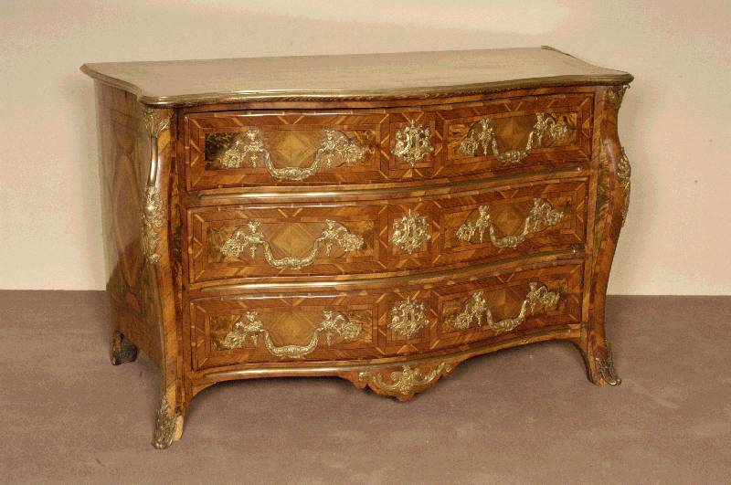 Prunkkommode, Frankreich, um 1750/60, Korpus Weichholz, 3-schÜbig, allseitig streng geschweift, Nußbaum- und Wurzelnußfurnier, mit verschiedenen ...