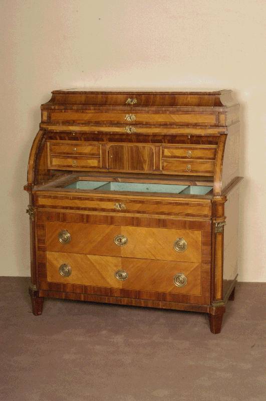 RollbÜro bzw. Aufsatzkommode, deutsch/rheinisch, um 1780/90, Korpus Weichholz, Bandintarsien, Nußbaum- und Kirschbaumfurnier, z.T. gespiegelt, ...