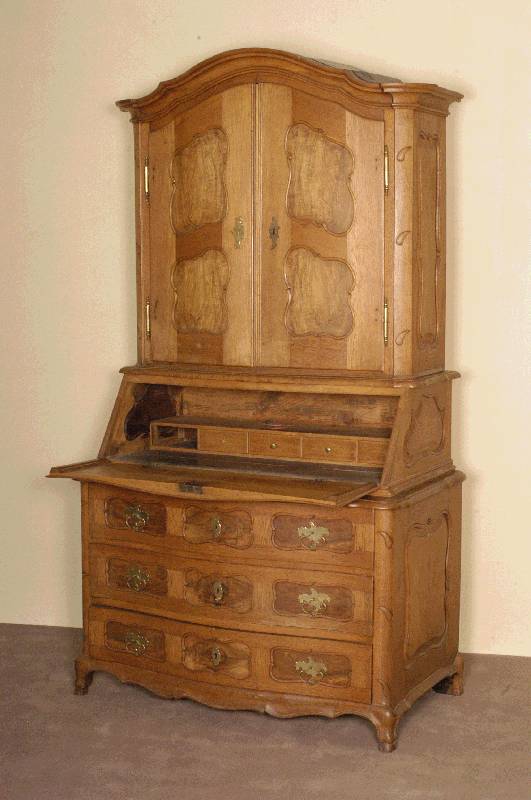AufsatzsekretÄrschrank, Kurpfalz, um 1750, Eiche und Weichholz, Nußbaumfurnier, vollstÄndig auf Rahmen gearbeitet, Front geschweift, FÜllungen ...