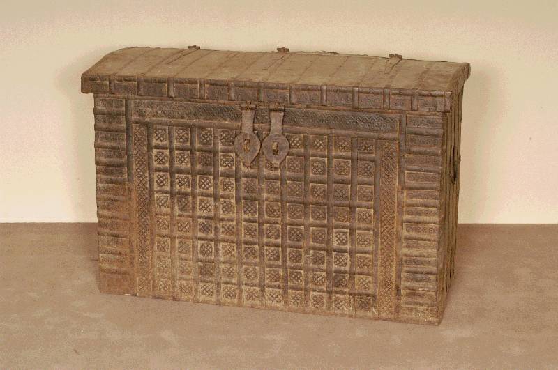 Dokumenten- bzw. Kleidertruhe, Indien, 2. HÄlfte 19. Jhd., Korpus Tropenholz, allseitig Eisenblech bzw. EisenbÄnder und -beschlÄge, Front mit ...