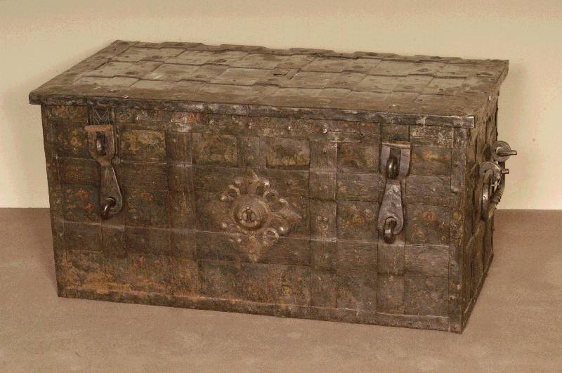 Geldtruhe, sÜddeutsch, um 1670/80, Korpus Eisenblech bzw. Eisen, allseitig breite EisenbÄnderung, z.T. vernietet, Schloß wohl 16-zÜgig, ...