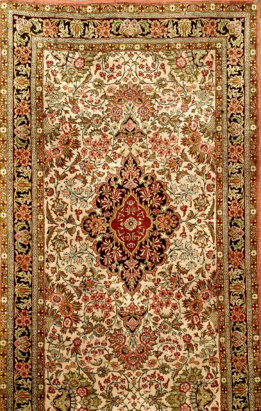 Ghom Seide, Persien, ca. 30 Jahre, reine Naturseide, ca. 398 x 94 cm, SchÄtzwert: 4500.- EURO, EHZ: 2. Glanzreicher Seidenschimm er. Gut ...