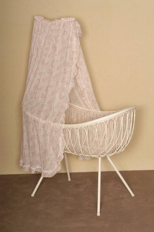 Wiege, deutsch, um 1950, Thonetstil, weiß gefaßt, rohrfÖrmige Beine, Rattan, korbgeflochten, Gebrauchsspuren, ca. 146x101x55 cm